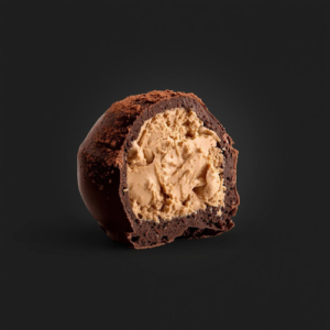 Close-up af en chokoladetrøffel, fyldt med cremet nougatfyld og toppet med kakao-pulver